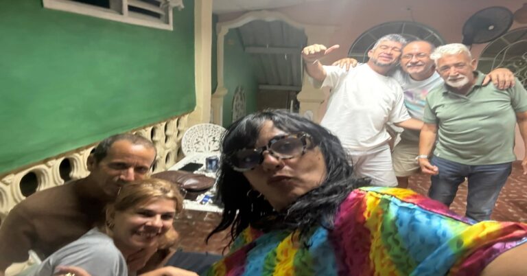 En la foto, el autor con amigos