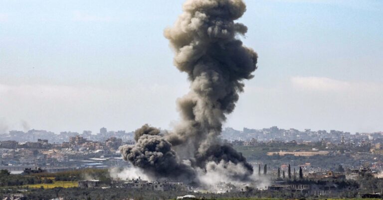 En la foto, bombardeos en Gaza