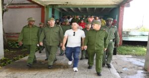 En la foto, dirigentes cubanos en zonas devastadas por el huracán Melissa