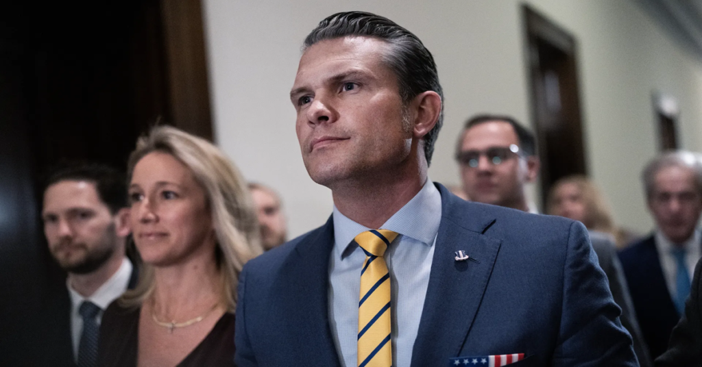En la foto, Pete Hegseth