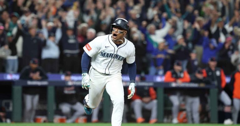 En la foto Jorge Polanco celebra su batazo decisivo