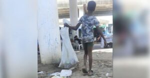 En la foto, un nió recoge latas en Cuba