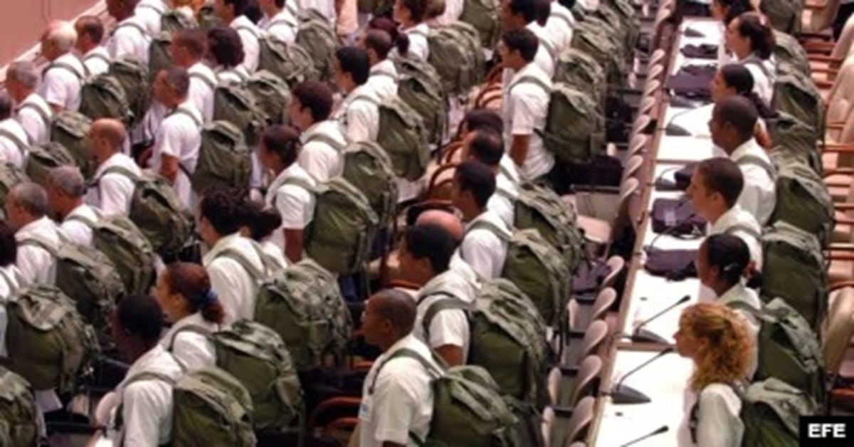 En la foto, la uniformidad y el sometimiento