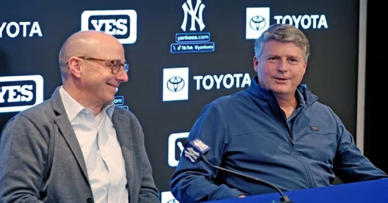 En la foto, Brian Cashman y Hal Steinbrenner