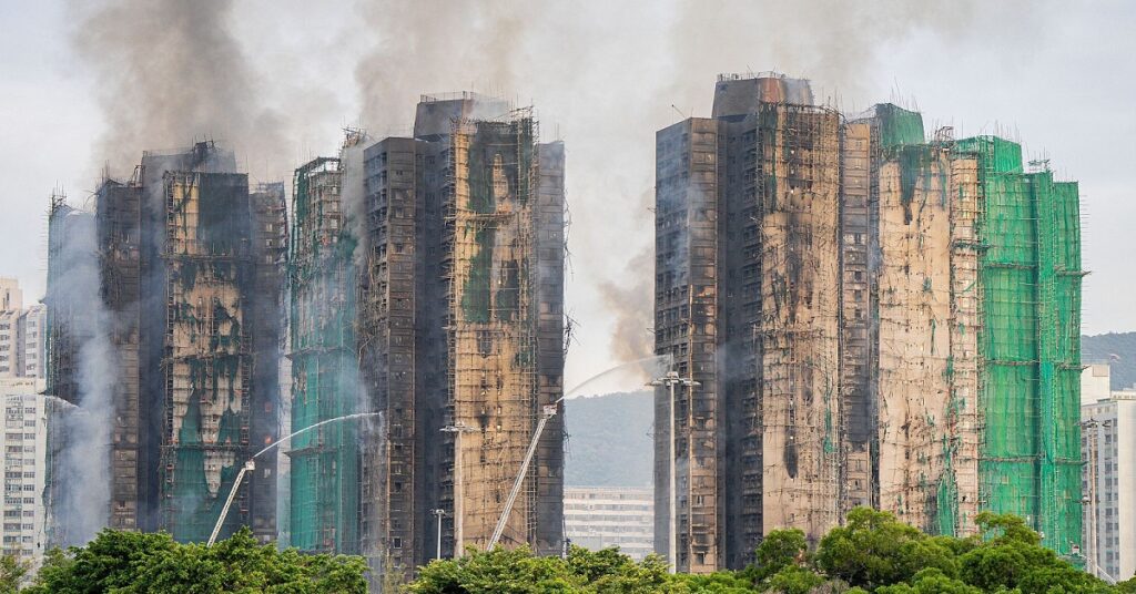 Buscan sobrevivientes tras incendio en torres que dejó 128 muertos en Hong Kong 4 En la foto, edificio incendiado en Hong Kong