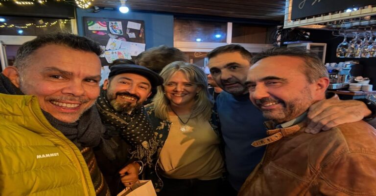 Em la foto, el autor y los amigos