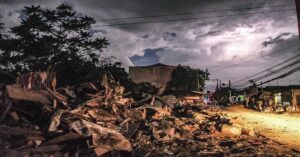 En la foto, daños provocados en Filipinas por el tifón Kalmaegi