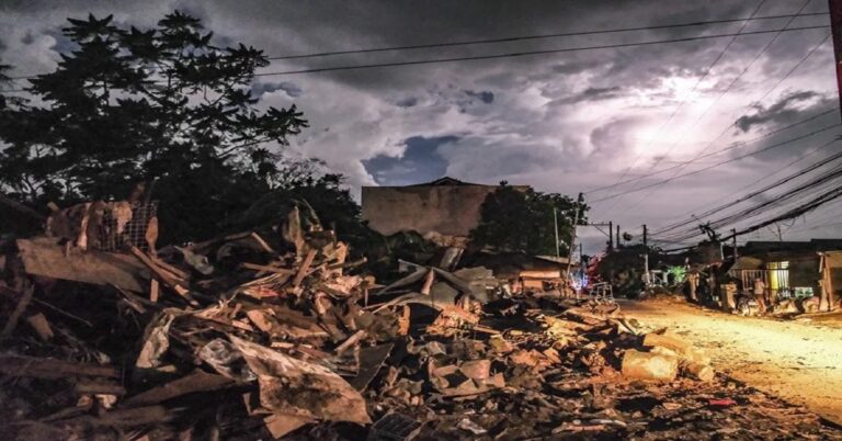 En la foto, daños provocados en Filipinas por el tifón Kalmaegi