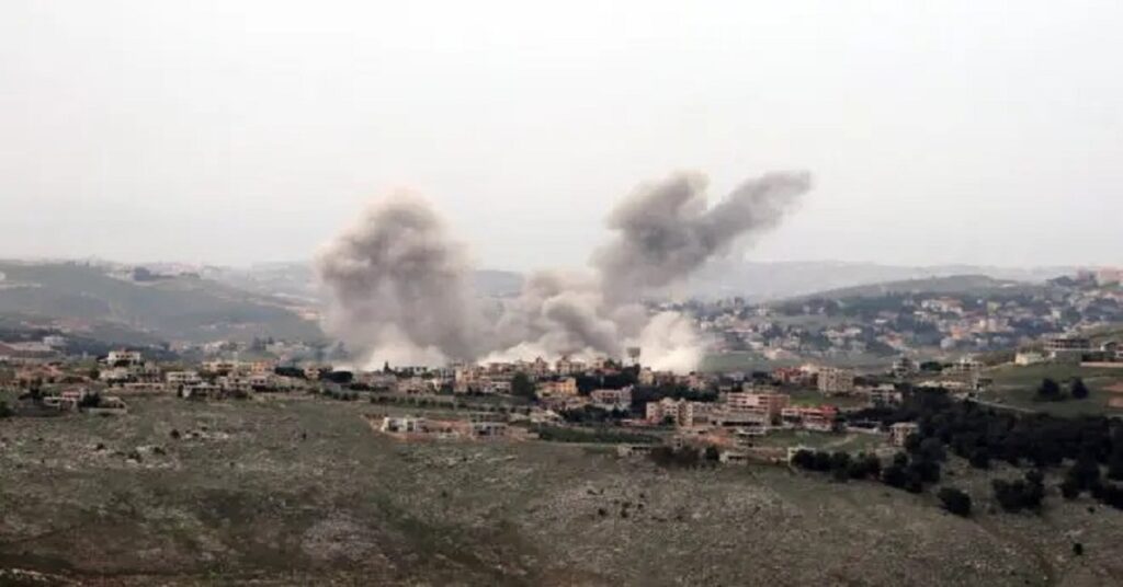 En la foto, bombardeo de israel al Sur del Líbano