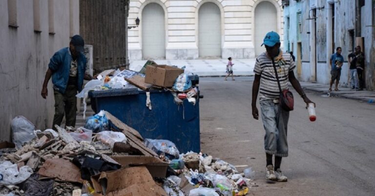 En la foto, una muestra d ela pobreza infinita de Cuba
