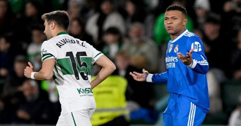 En la foto, escena del partido entre el Elche y el real Madrid