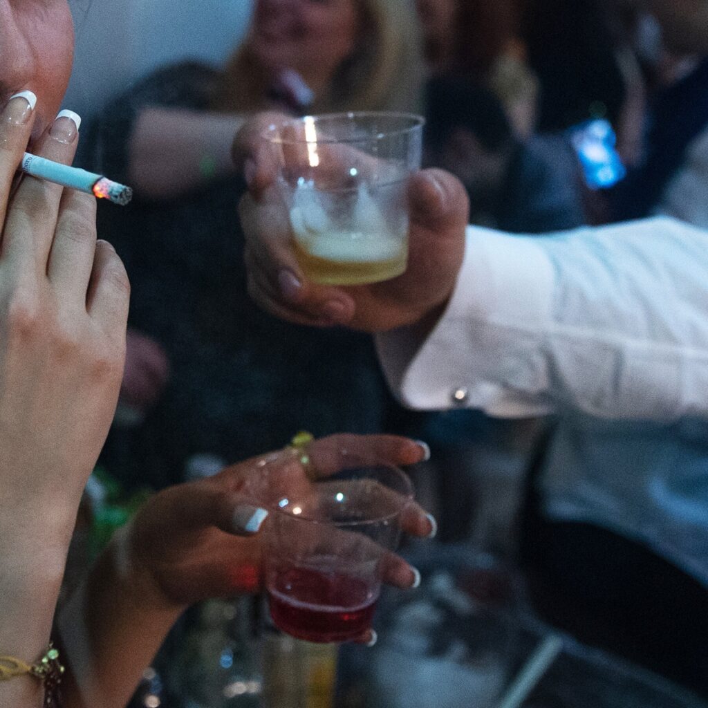 Siete actores iraníes arrestados en Teherán por consumo de alcohol en una fiesta