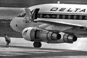 En la foto, un agente del FBI carga un millón de dólares en una maleta para los secuestradores