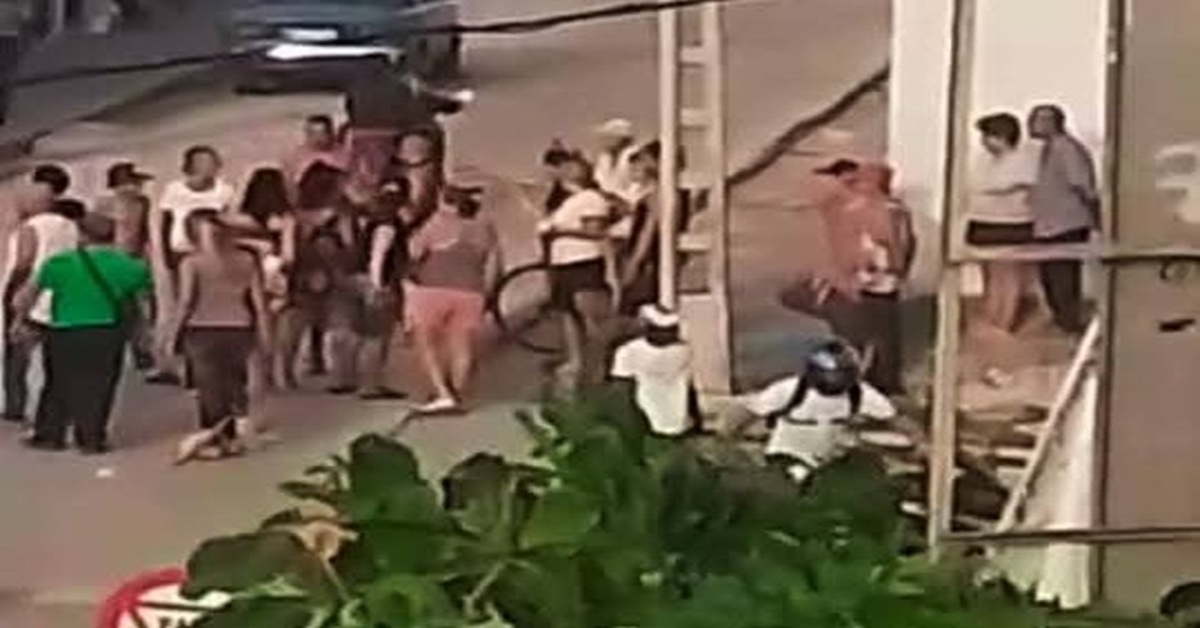 En la foto, manzanilleros en la calle