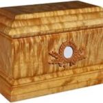 En la foto, una figura hecha con el árbol prohibido