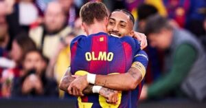 En la foto, Raphinha y Dani Olmo se abrazan