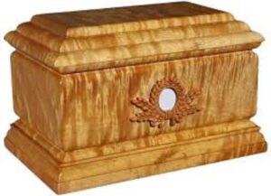 En la foto, una figura hecha con el árbol prohibido