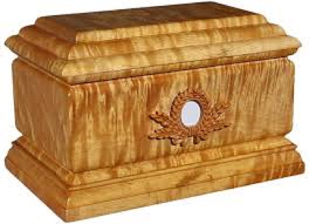 En la foto, una figura hecha con el árbol prohibido