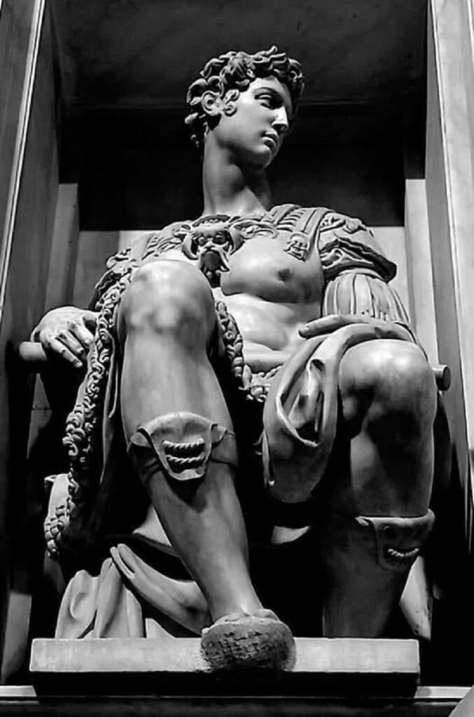 Poder y Belleza: Giuliano de' Medici en la Capilla de los Medici 3 En la foto, la estatua de Giuliano de' Medici