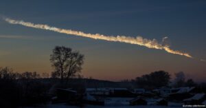 En la foto, un meteórito vuela sobre tierra rusa