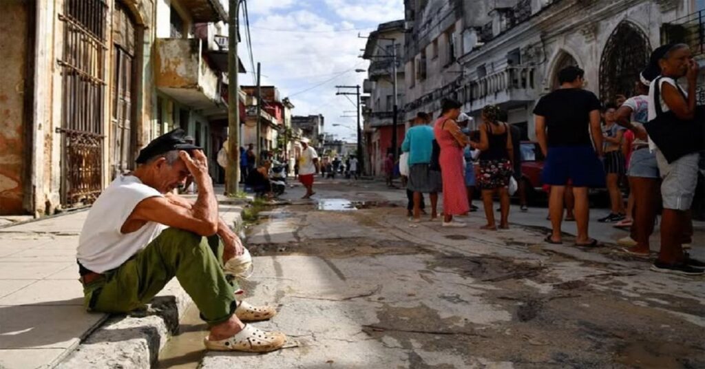 Cuba no necesita carneros que obedezcan, necesita leones que luchen en manadas 5 En la foto, personas esperan por algo en una calle de Cuba