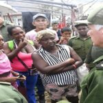 En la foto, Díaz-Canel habla con habitantes de El Cobre