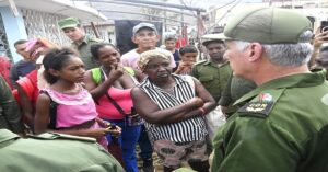En la foto, Díaz-Canel habla con habitantes de El Cobre