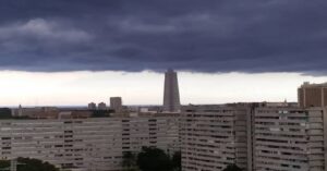 En la foto, una imagen de La Habana amenazada por una tormenta