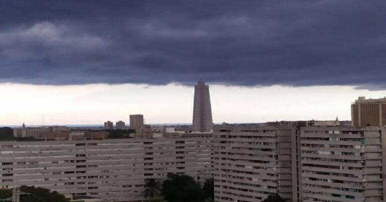 En la foto, una imagen de La Habana amenazada por una tormenta