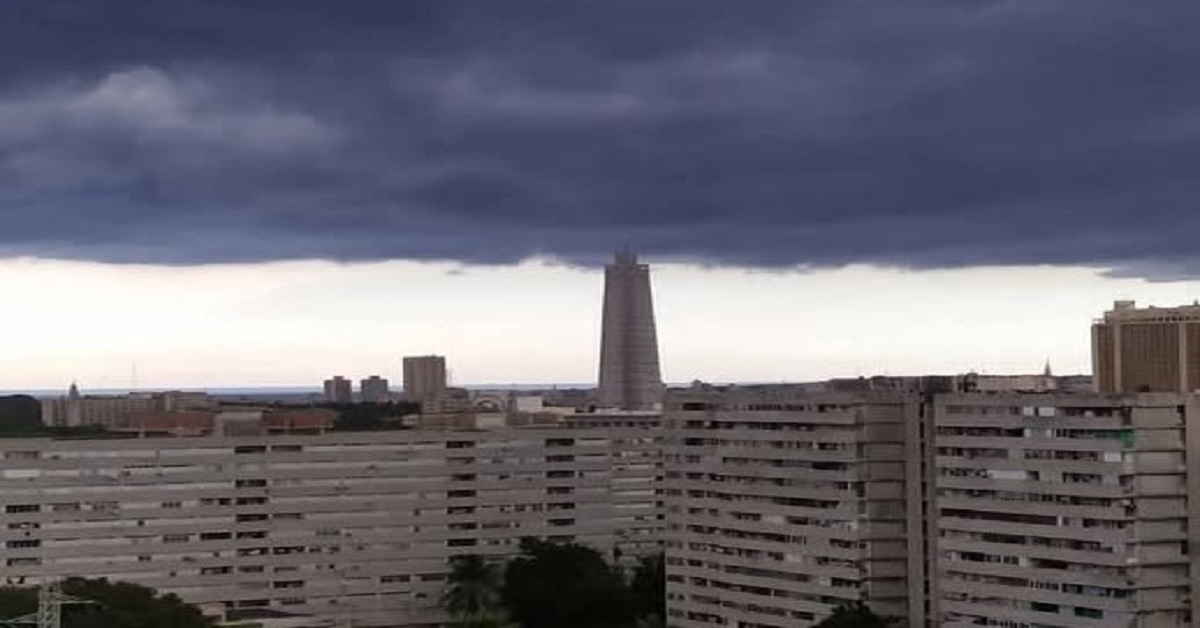 En la foto, una imagen de La Habana amenazada por una tormenta