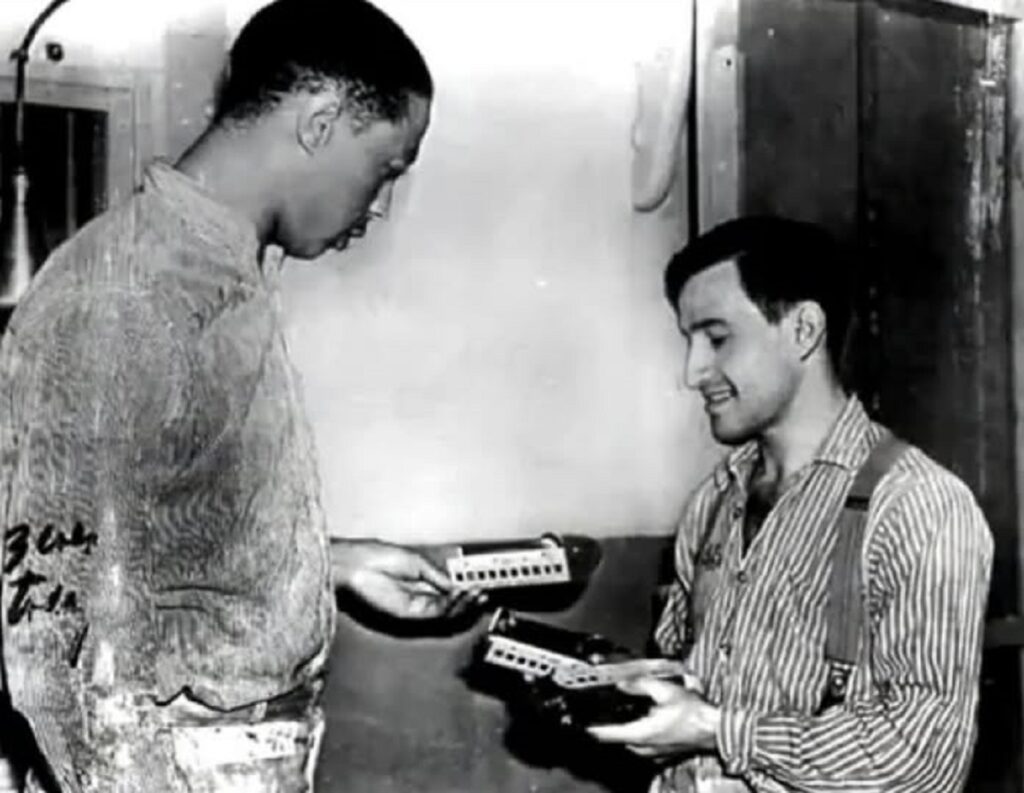 En la foto, Joe Arridy, a la derecha, muestra sus trenes a otra persona