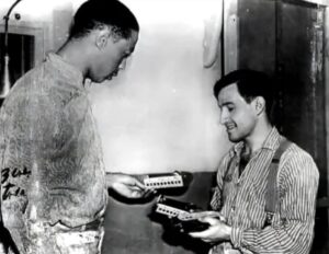 En la foto, Joe Arridy, a la derecha, muestra sus trenes a otra persona