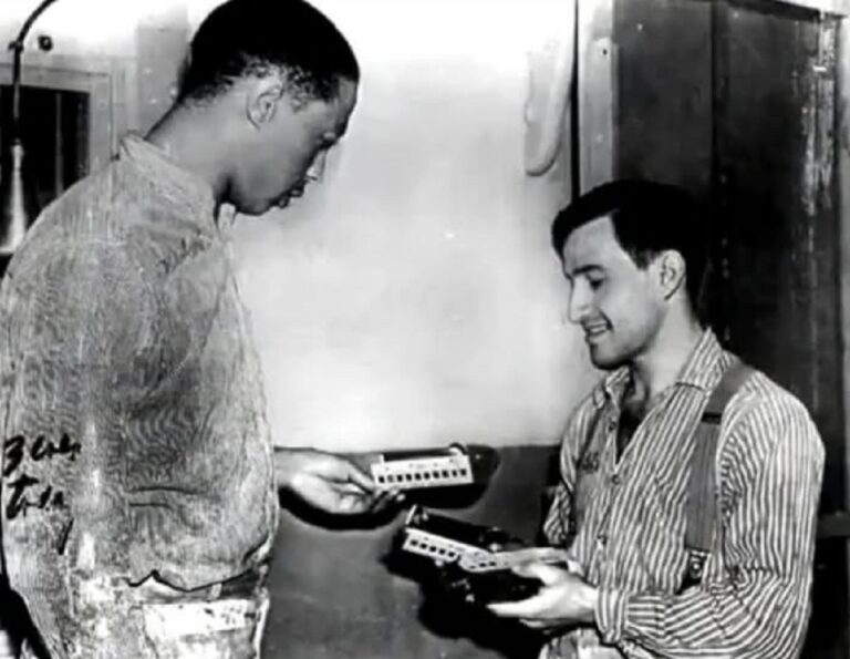 En la foto, Joe Arridy, a la derecha, muestra sus trenes a otra persona