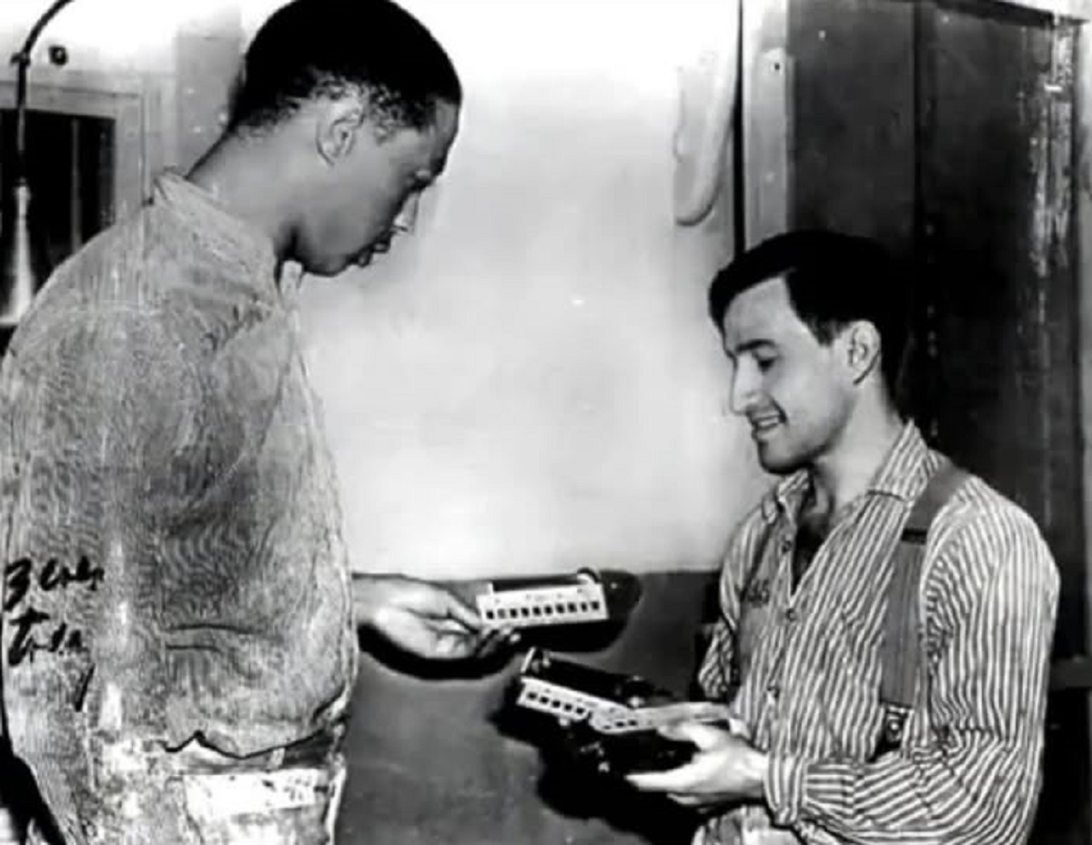 En la foto, Joe Arridy, a la derecha, muestra sus trenes a otra persona