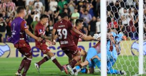 En la foto, Lanús festeja el título de la Copa Suramericana