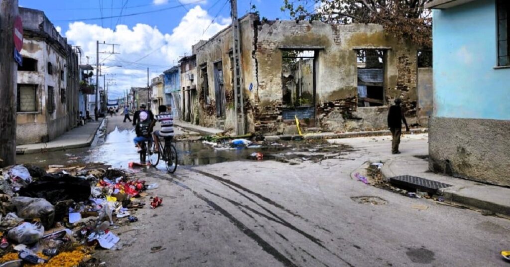 En la foto, basura y aguas albañales en las calles de Cuba