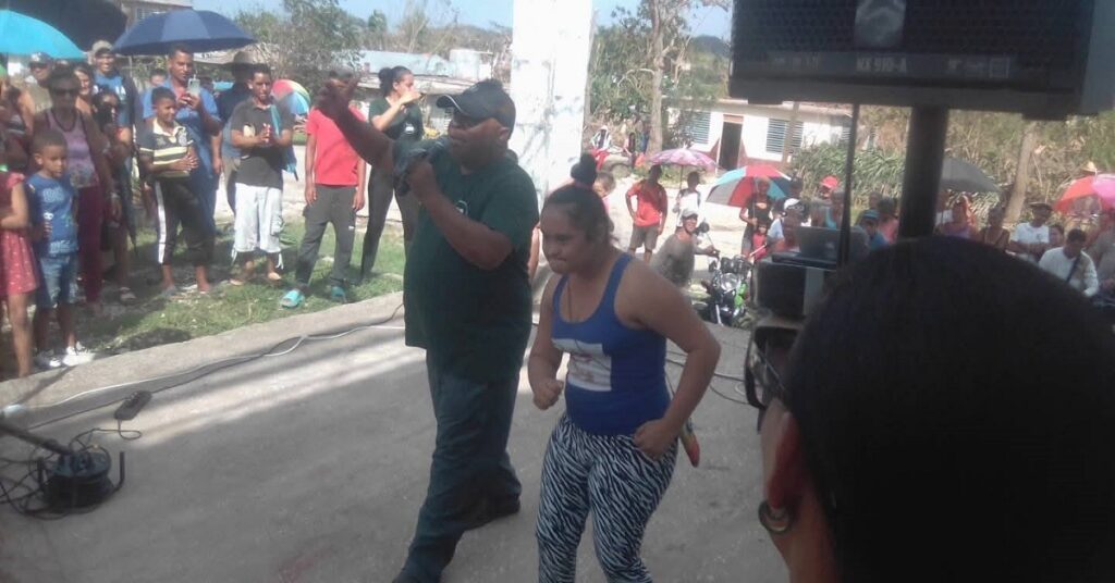 En la foto, Waldo Mendoza canta en Contramaestre