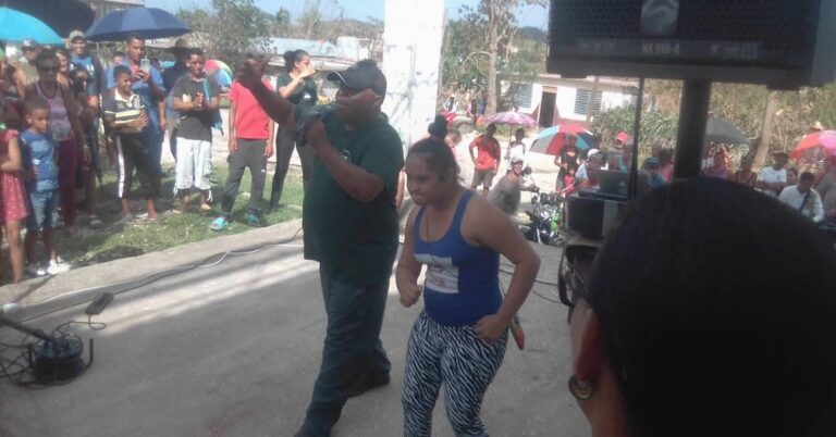 En la foto, Waldo Mendoza canta en Contramaestre