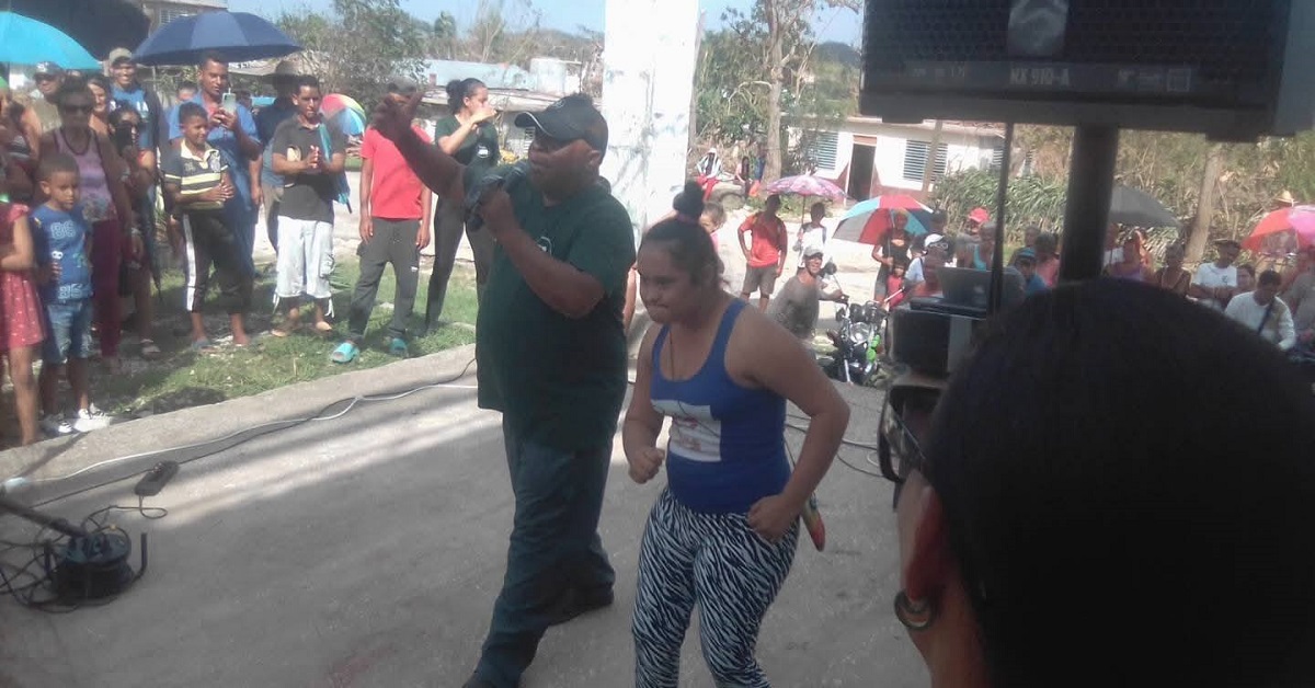 En la foto, Waldo Mendoza canta en Contramaestre