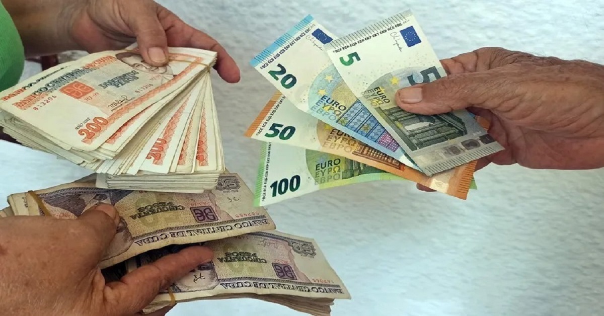 En la foto, dos personas cambian pesos por euros