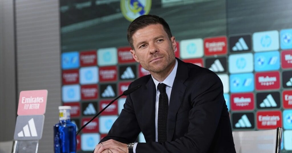 En la foto, Xabi Alonso en rueda de prensa en Liverpool