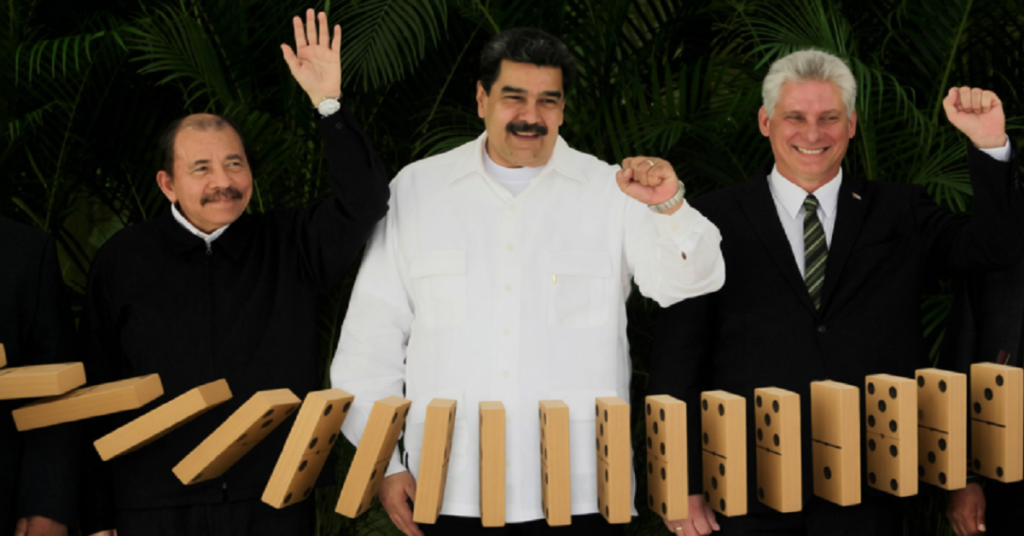 El dominó está listo y comenzará a caer pronto 8 En la foto, los tiranos de Cuba, Venezuela y Nicaragua con un juego de dominó cayendo, delante de ellos