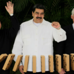 En la foto, los tiranos de Cuba, Venezuela y Nicaragua con un juego de dominó cayendo, delante de ellos
