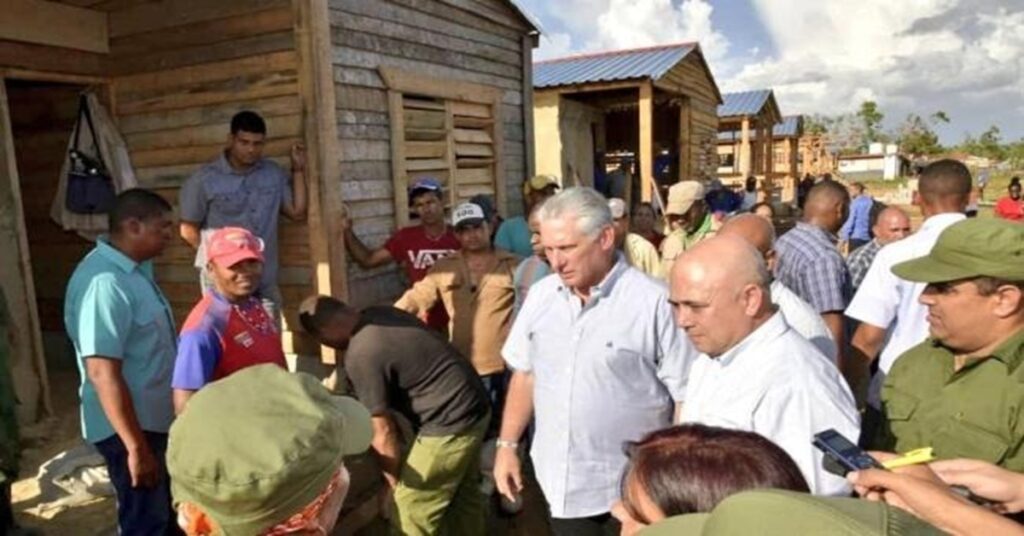 En la foto, Díaz-Canel inspecciona viviendas hechas con tabla de palma