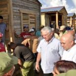 En la foto, Díaz-Canel inspecciona viviendas hechas con tabla de palma