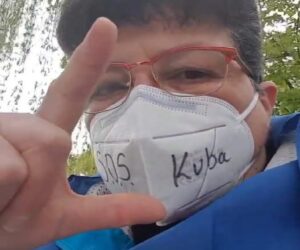 En la foto, la promotora de la protesta