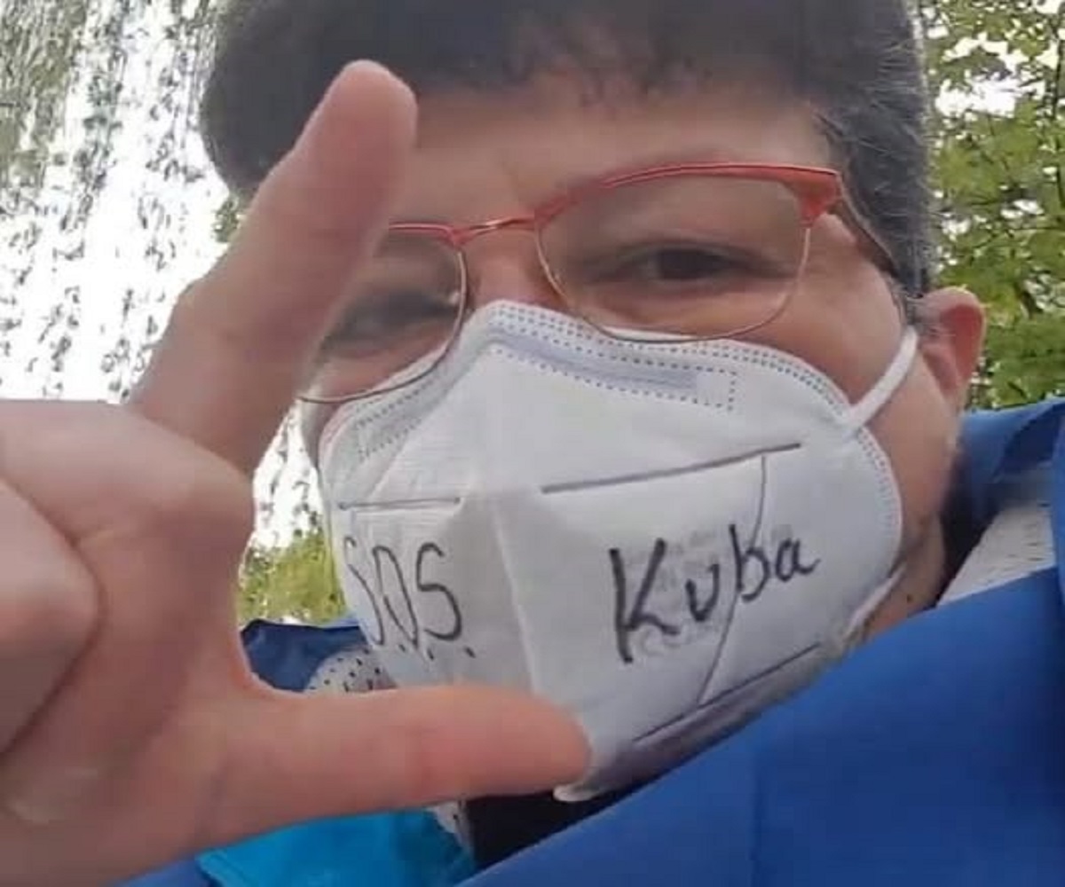 En la foto, la promotora de la protesta