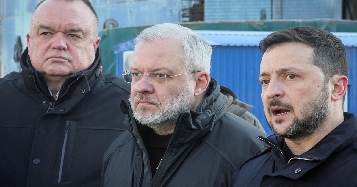 En la foto, Zelenski y parte de su cúpula en el punto de mira