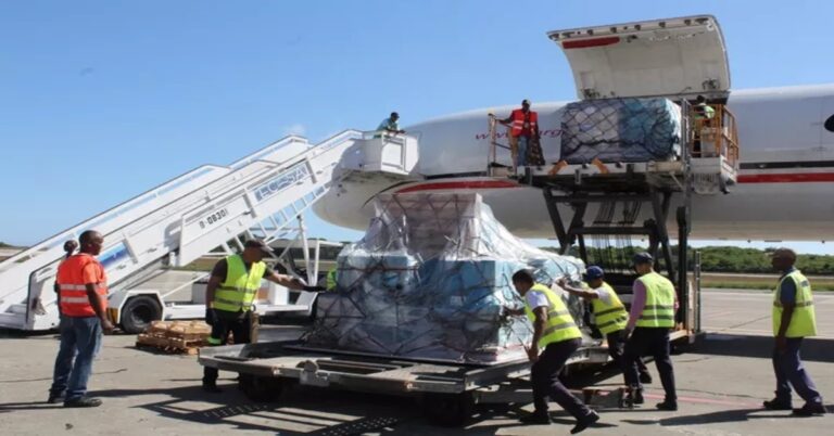 En la foto, ayuda humanitaria a Cuba