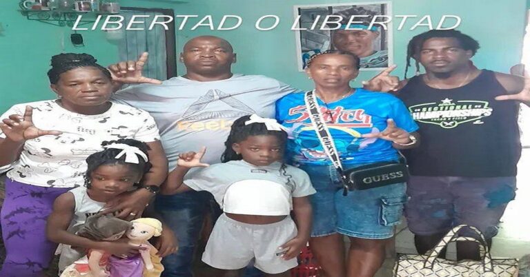 En la foto, Wilber y su familia